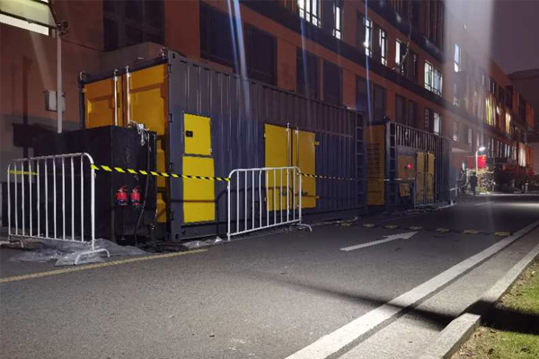 应急柴油发电机组的输出电压是如何调节的？