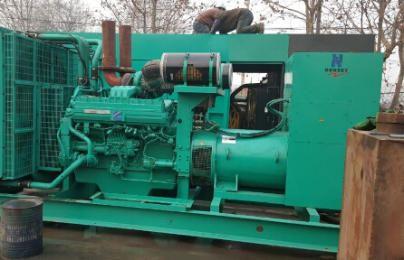 应急发电机组如何判断水冷式机油散热器内部是否需要清洗？